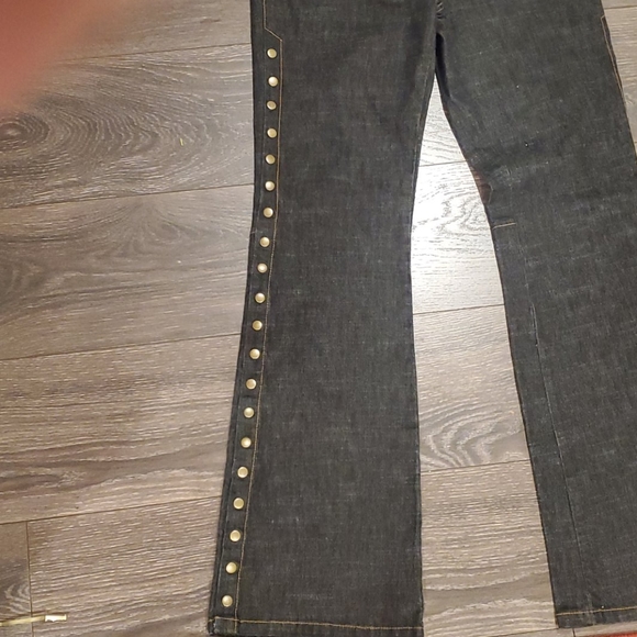 ❤CACHE SNAP DETAIL FLARE LEG JEANS, SIZE 6 (28) - Picture 5 of 5